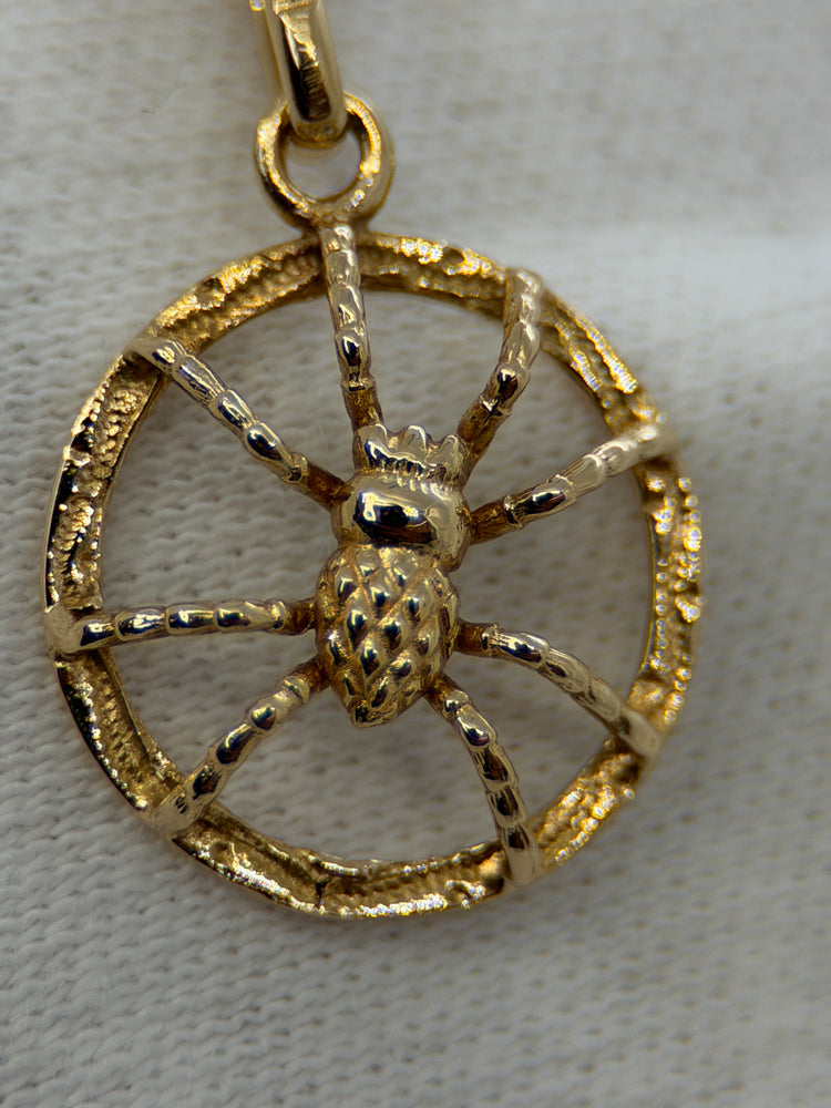 18K Spider Pendant – Openwork, 2.2 cm