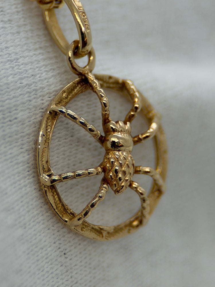 18K Spider Pendant – Openwork, 2.2 cm