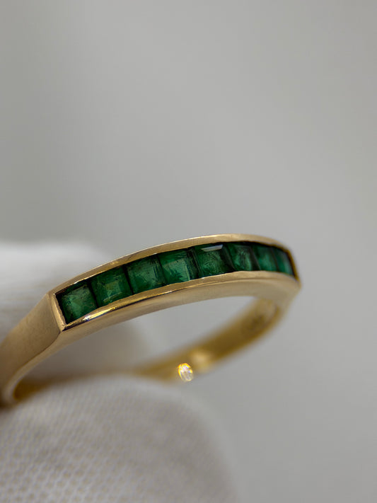 18K Smaragdring – Kanalfattade smaragder, Storlek 53