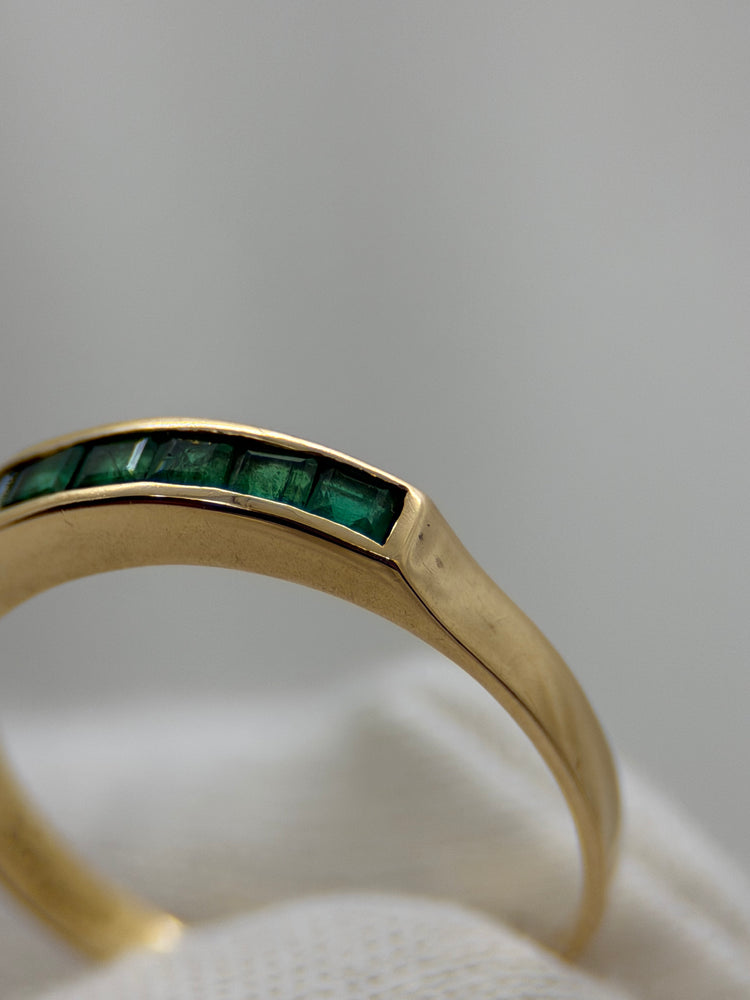 18K Smaragdring – Kanalfattade smaragder, Storlek 53