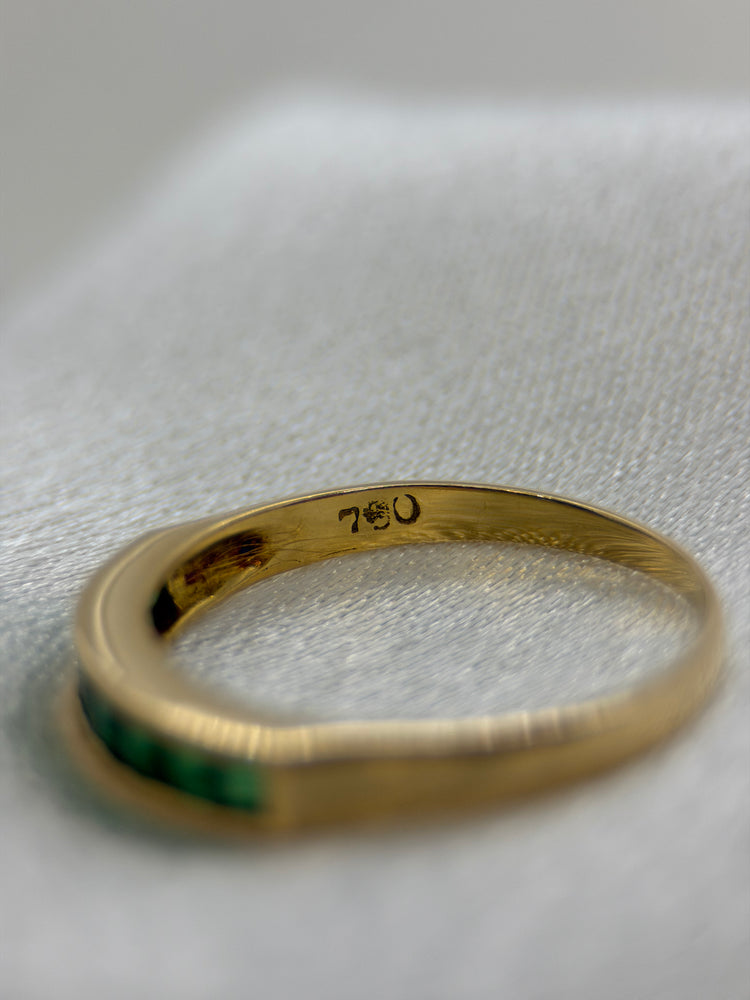 18K Smaragdring – Kanalfattade smaragder, Storlek 53