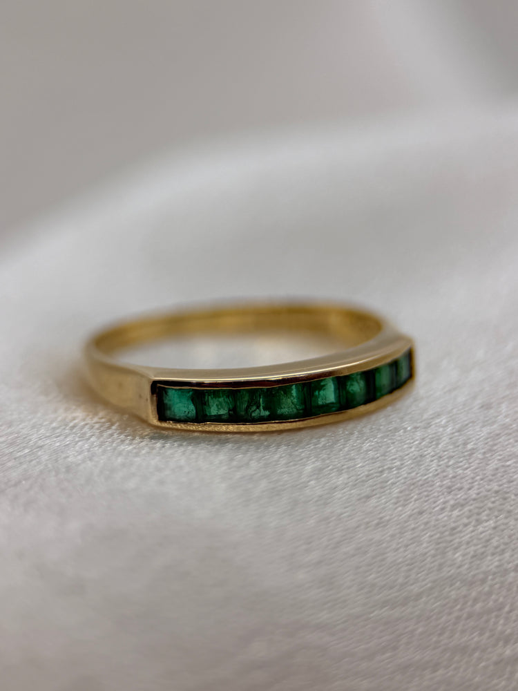 18K Smaragdring – Kanalfattade smaragder, Storlek 53