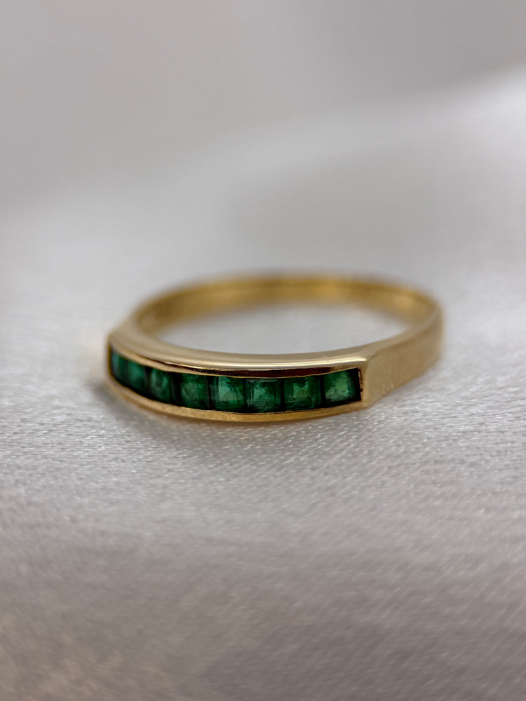 18K Smaragdring – Kanalfattade smaragder, Storlek 53