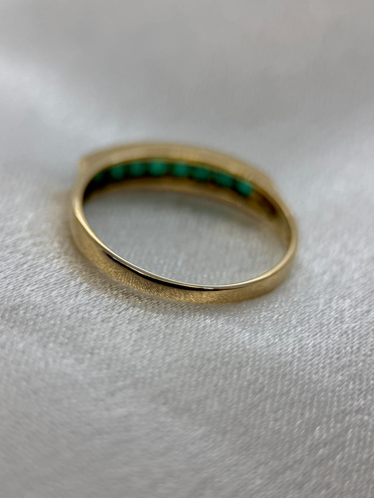 18K Smaragdring – Kanalfattade smaragder, Storlek 53