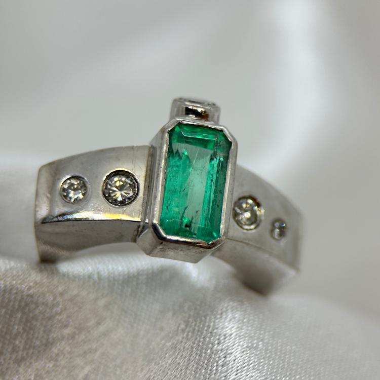 18K Smaragd och diamantring - 2,25 ct ringstorlek 55