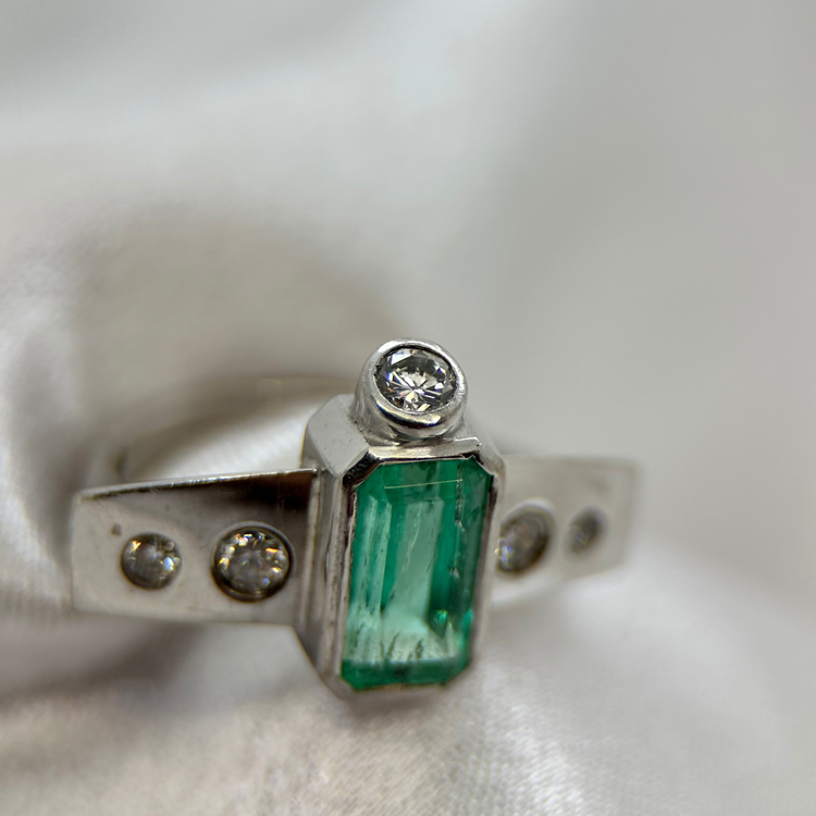 18K Smaragd och diamantring - 2,25 ct ringstorlek 55