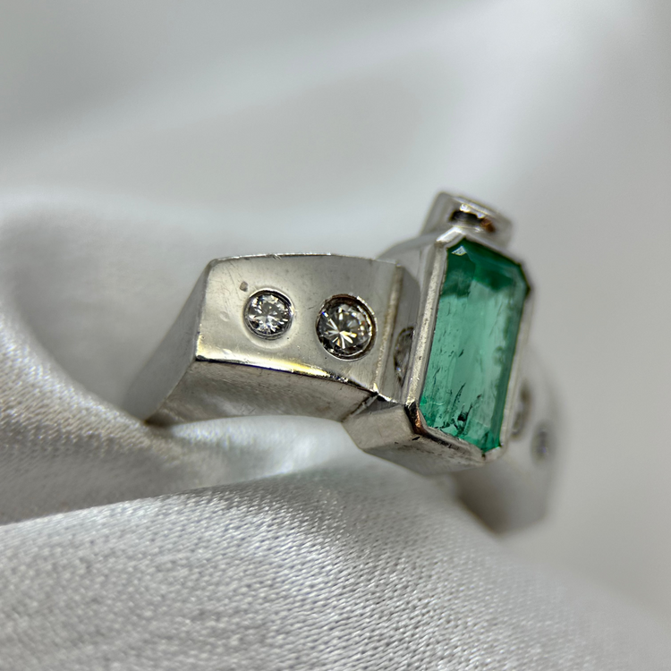 18K Smaragd och diamantring - 2,25 ct ringstorlek 55