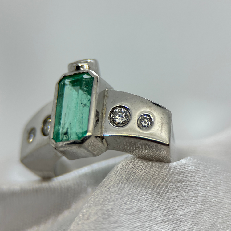 18K Smaragd och diamantring - 2,25 ct ringstorlek 55