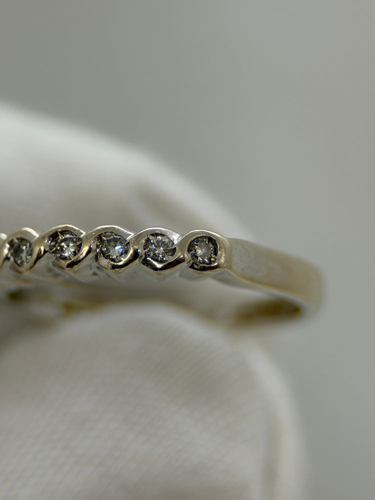 18K Diamantring – Scrolldesign, 7 briljanter, Storlek 55