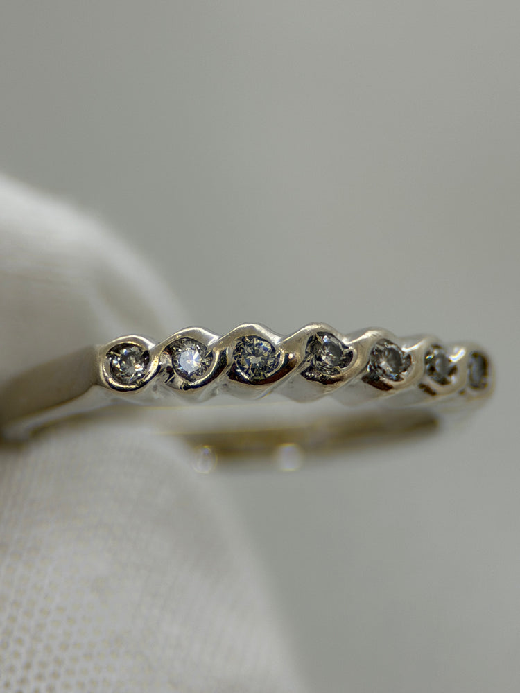 18K Diamantring – Scrolldesign, 7 briljanter, Storlek 55