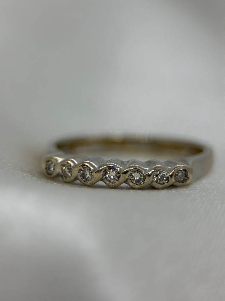 18K Diamantring – Scrolldesign, 7 briljanter, Storlek 55