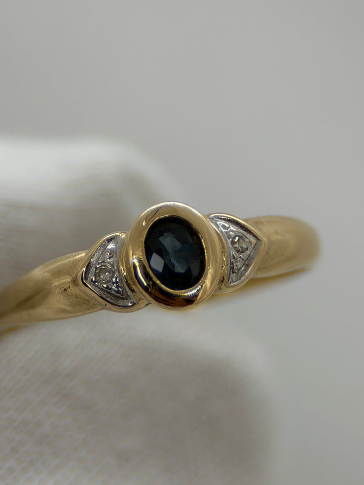 18K Safir- och diamantring – Oval safir, Storlek 53.5