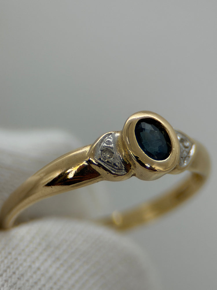 18K Safir- och diamantring – Oval safir, Storlek 53.5