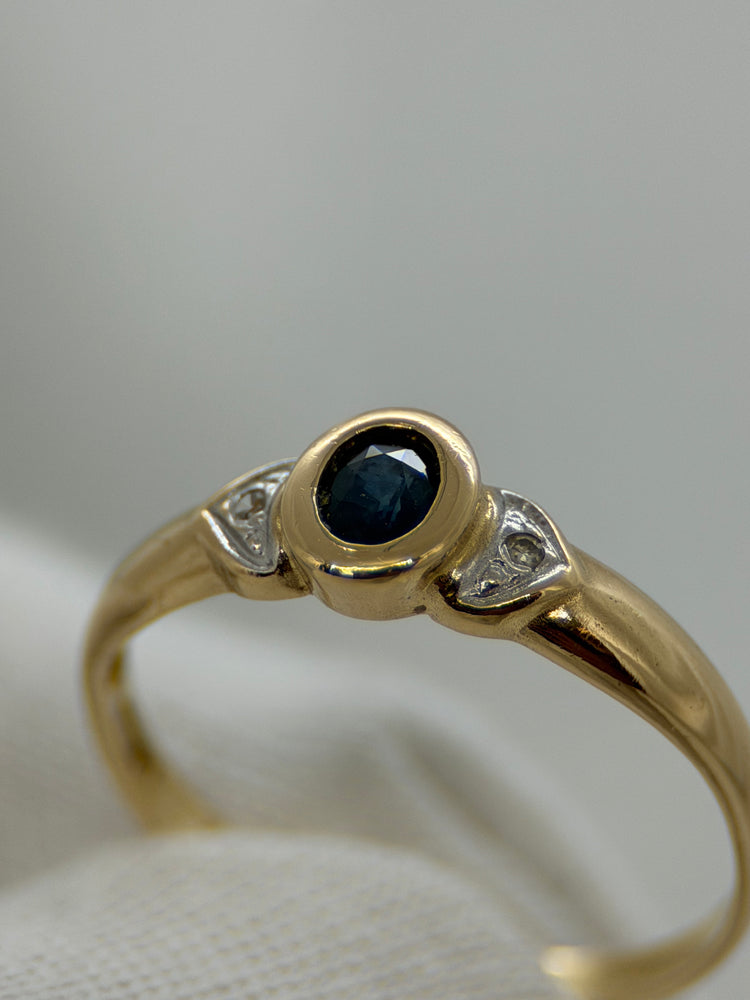 18K Safir- och diamantring – Oval safir, Storlek 53.5