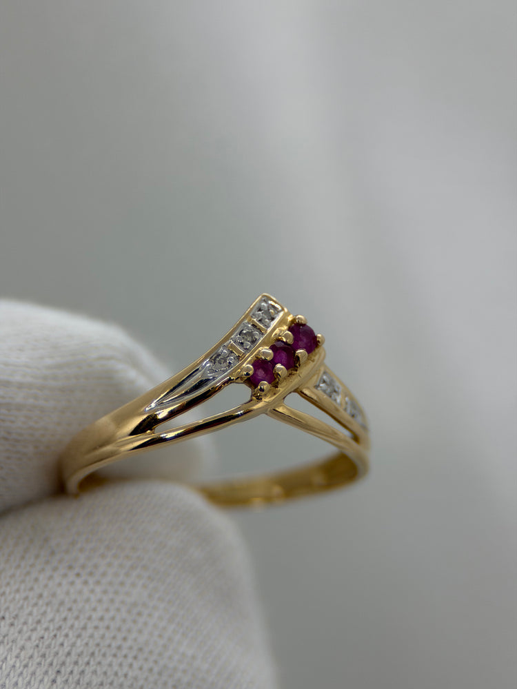 18K Rubin- och diamantring – öppent V-format, stl 53