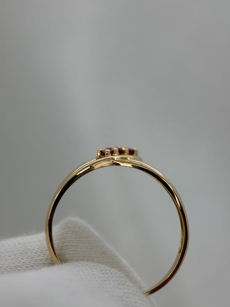 18K Rubin- och diamantring – öppent V-format, stl 53
