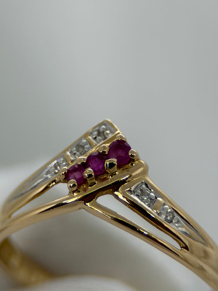 18K Rubin- och diamantring – öppent V-format, stl 53