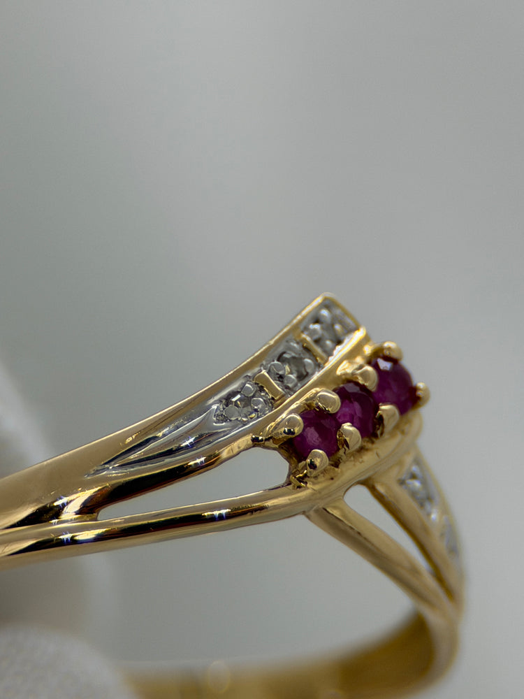 18K Rubin- och diamantring – öppent V-format, stl 53