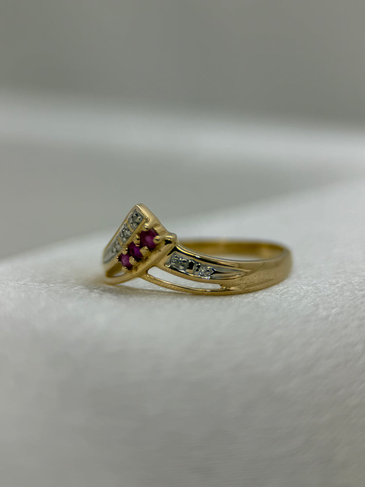 18K Rubin- och diamantring – öppent V-format, stl 53