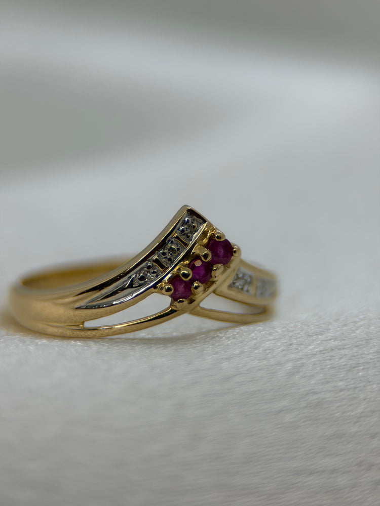 18K Rubin- och diamantring – öppent V-format, stl 53