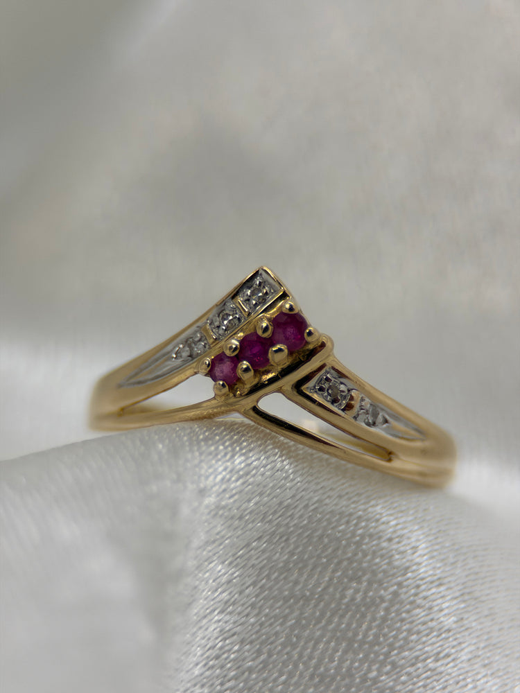 18K Rubin- och diamantring – öppent V-format, stl 53