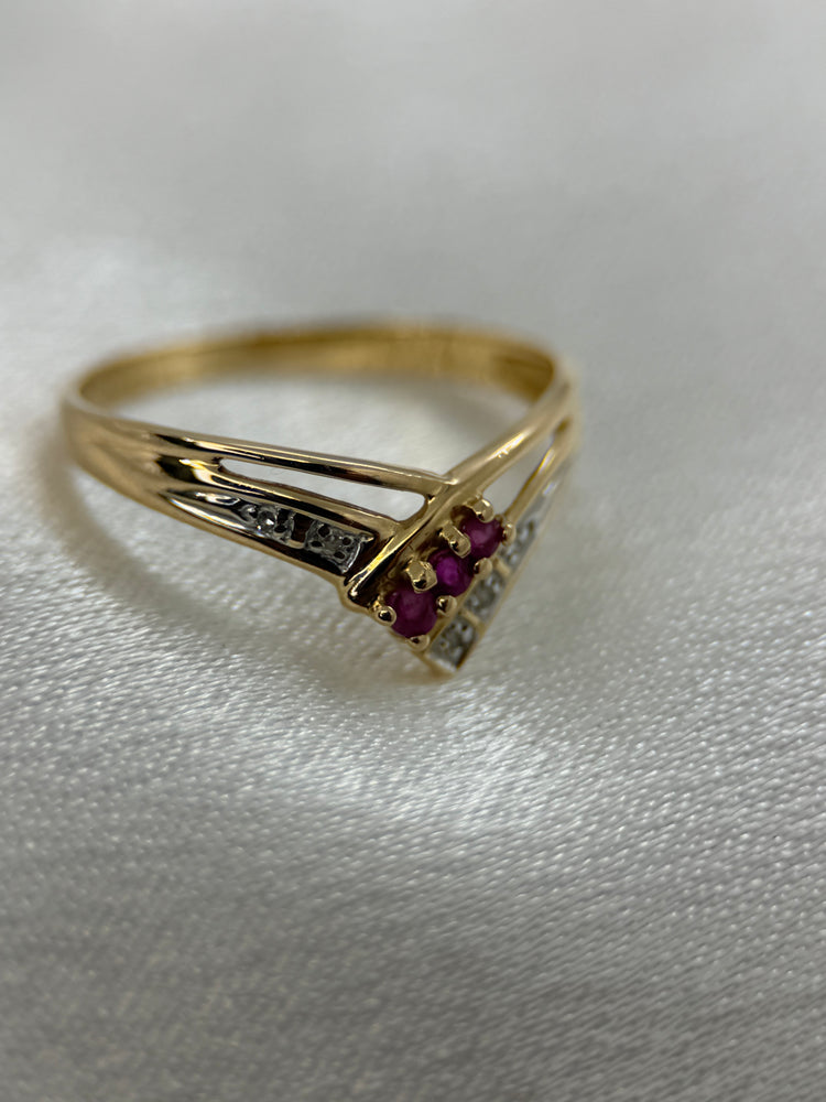 18K Rubin- och diamantring – öppent V-format, stl 53