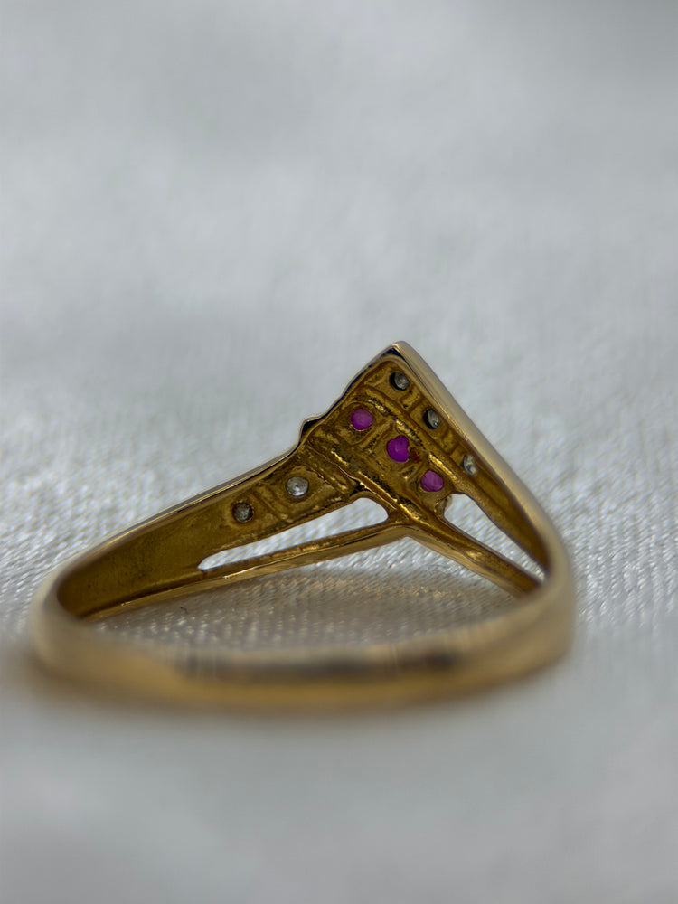 18K Rubin- och diamantring – öppent V-format, stl 53