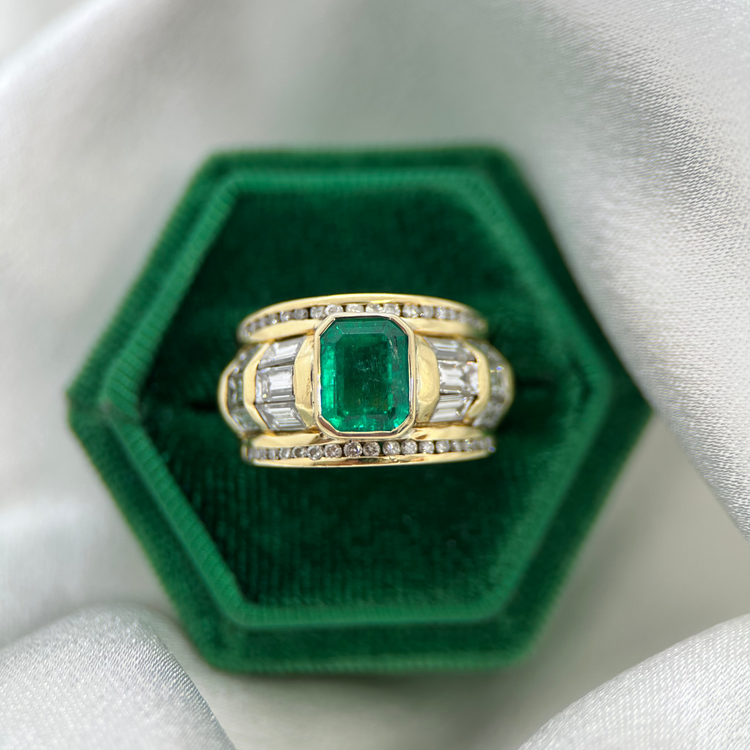 18K Juvelring med Smaragd och Diamanter