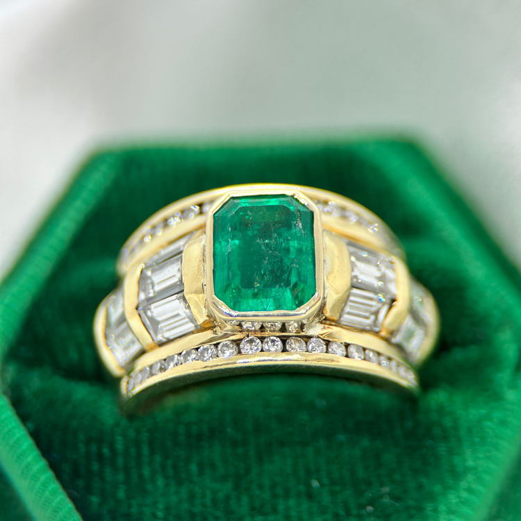 18K Juvelring med Smaragd och Diamanter