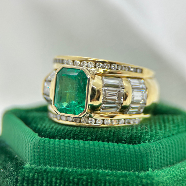 18K Juvelring med Smaragd och Diamanter