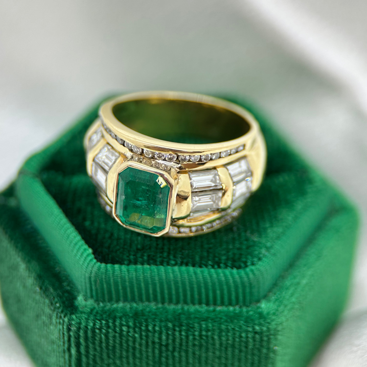 18K Juvelring med Smaragd och Diamanter