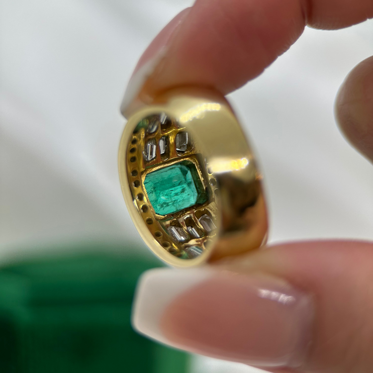 18K Juvelring med Smaragd och Diamanter