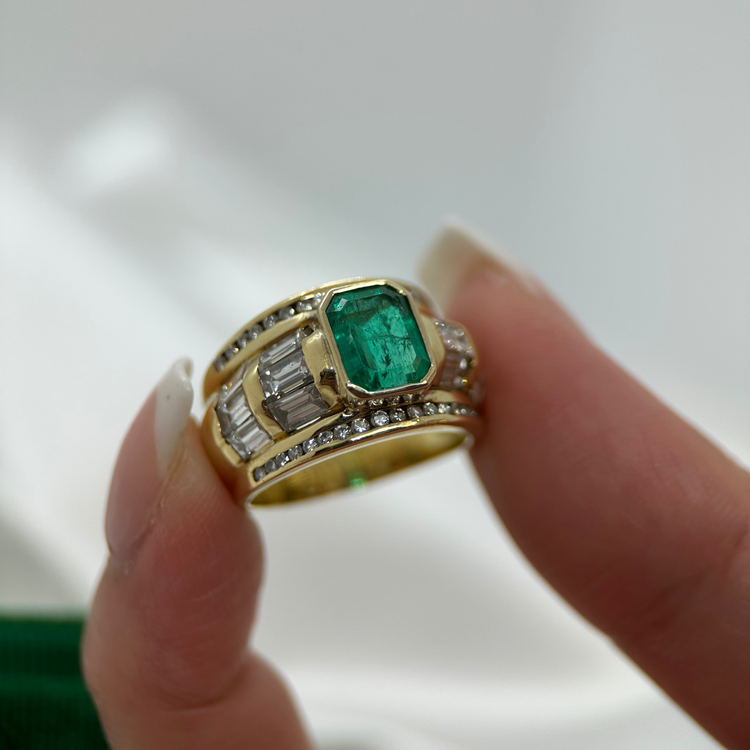 18K Juvelring med Smaragd och Diamanter
