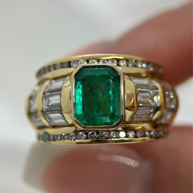 18K Juvelring med Smaragd och Diamanter