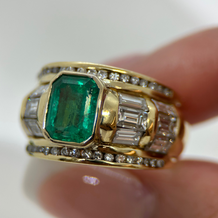 18K Juvelring med Smaragd och Diamanter