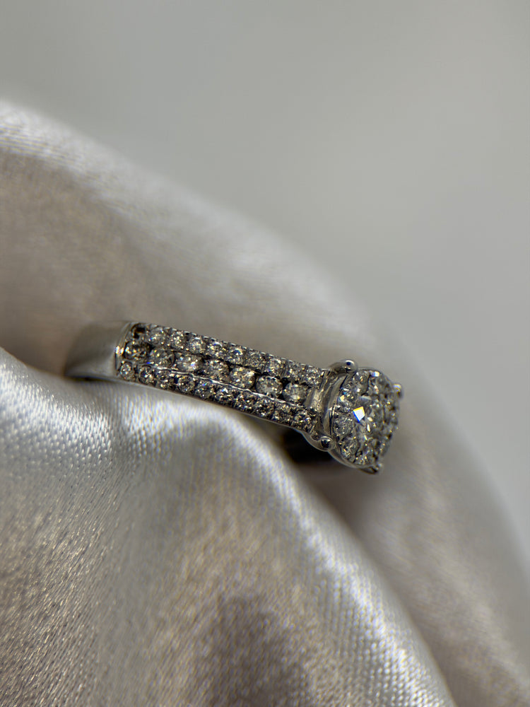 18K Diamantring med Sidodiamanter – Storlek 49½