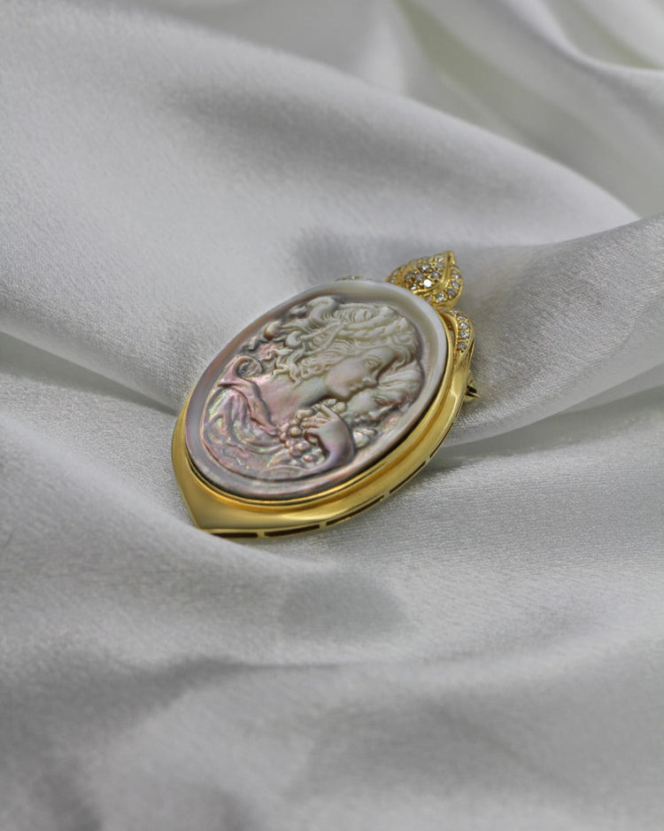 18K Gold Cameo Brooch/Pendant with Shell and Diamonds